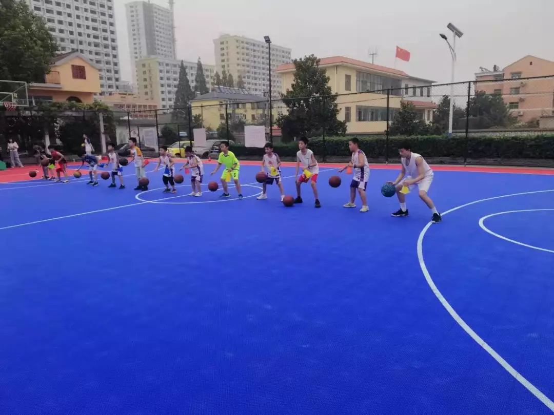 标准篮球技巧培训一般怎么收费_篮球培训费用_篮球培训价目表