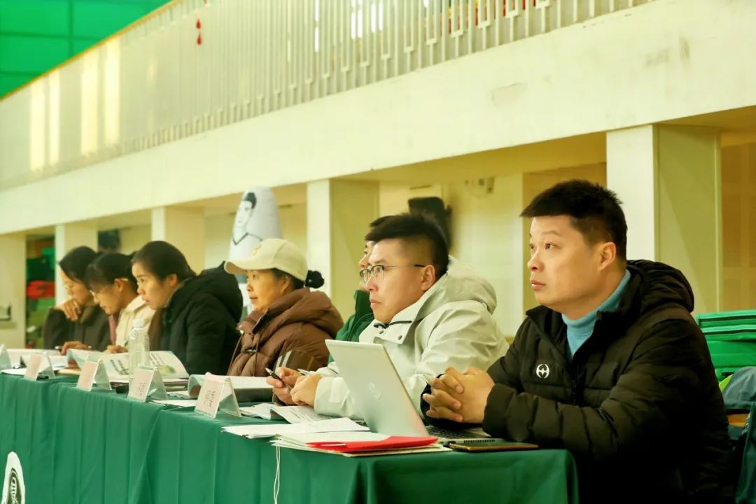 足球发球动作要领_足球发球规则简介_足球活球发球规则视频教学