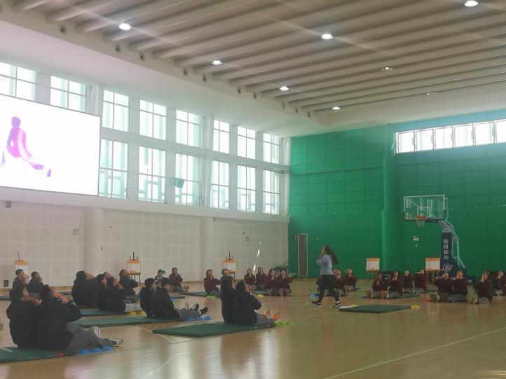 足球发球规则简介_足球活球发球规则视频教学_足球发球动作要领