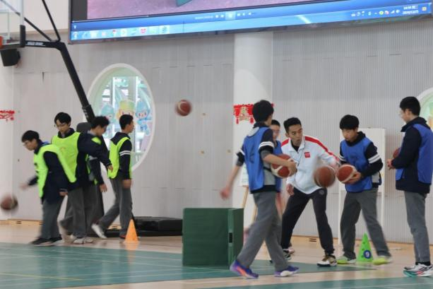 足球活球发球规则视频教学_足球发球规则简介_足球发球动作要领