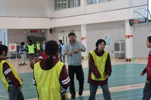 足球活球发球规则视频教学_足球发球规则简介_足球发球动作要领
