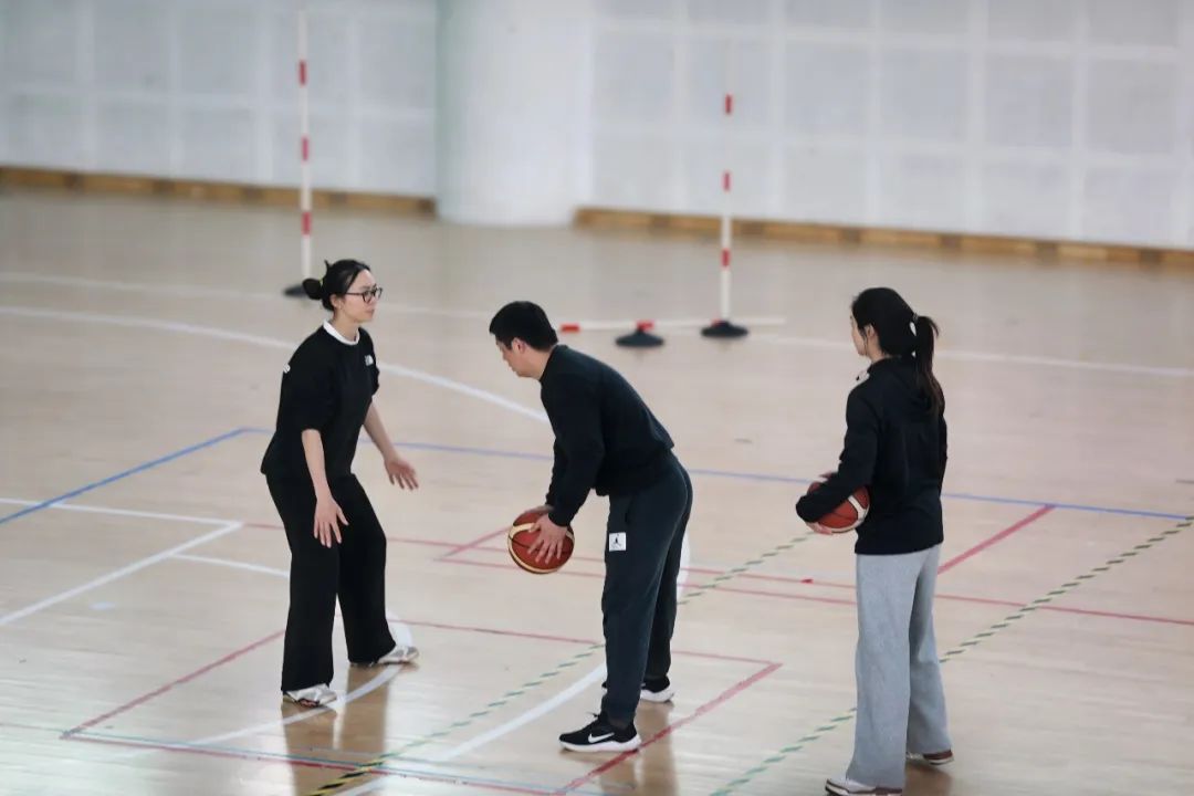 足球发球规则简介_足球活球发球规则视频教学_足球发球动作要领