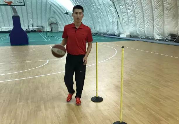 单手拍篮球护球技巧口诀_篮球技巧拍单手护球口诀是什么_篮球单手拍球要领