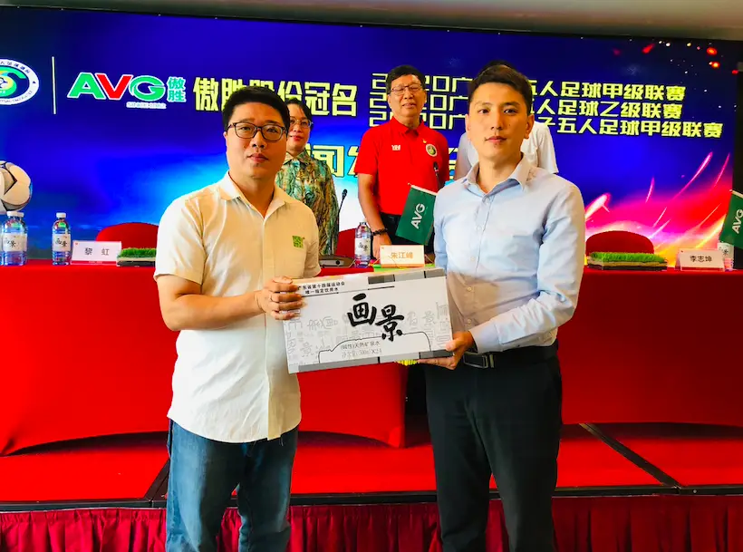 足球杯冠军是谁_足球比赛冠军杯_简单足球冠军杯