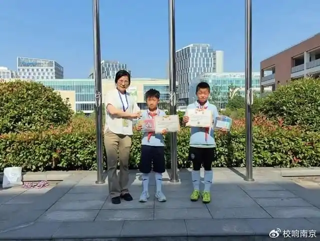 足球杯冠军简单介绍_足球冠军的奖杯_简单足球冠军杯
