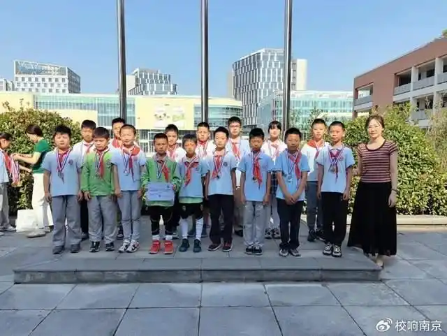 简单足球冠军杯_足球冠军的奖杯_足球杯冠军简单介绍