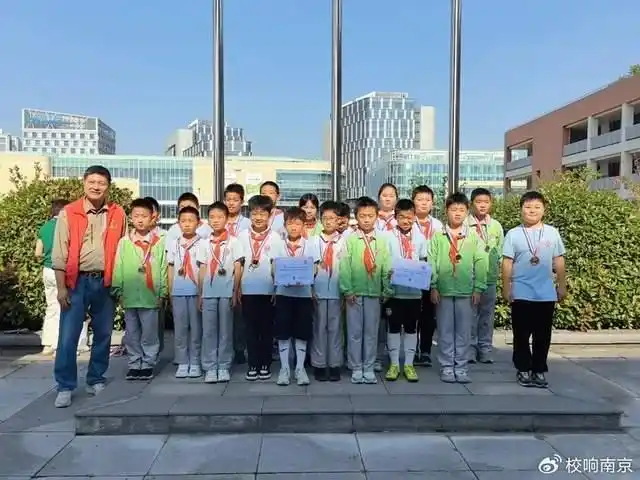 足球杯冠军简单介绍_简单足球冠军杯_足球冠军的奖杯