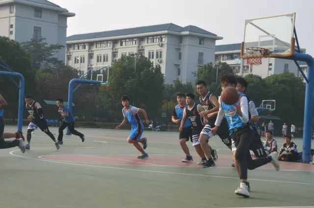 篮球补篮教学视频_如何打篮球补球技巧_篮球补篮技巧