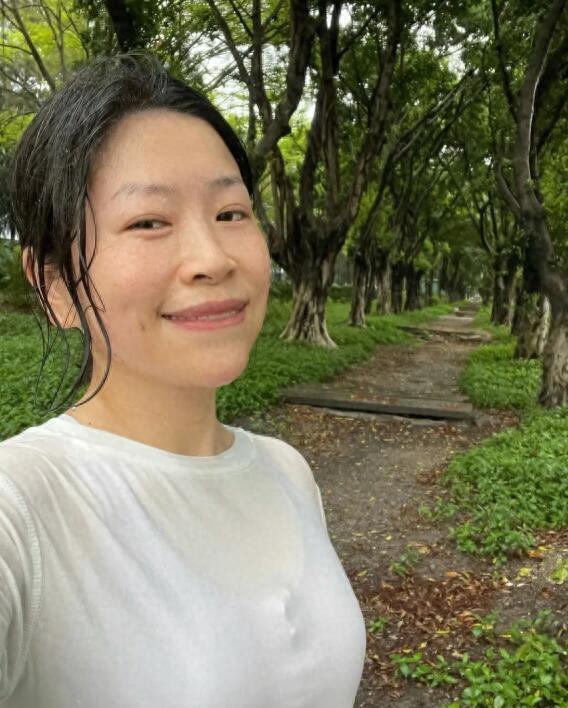 撑伞动作素材_撑伞跑步好不好_撑伞运动