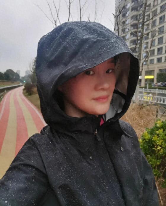 撑伞动作素材_撑伞运动_撑伞跑步好不好