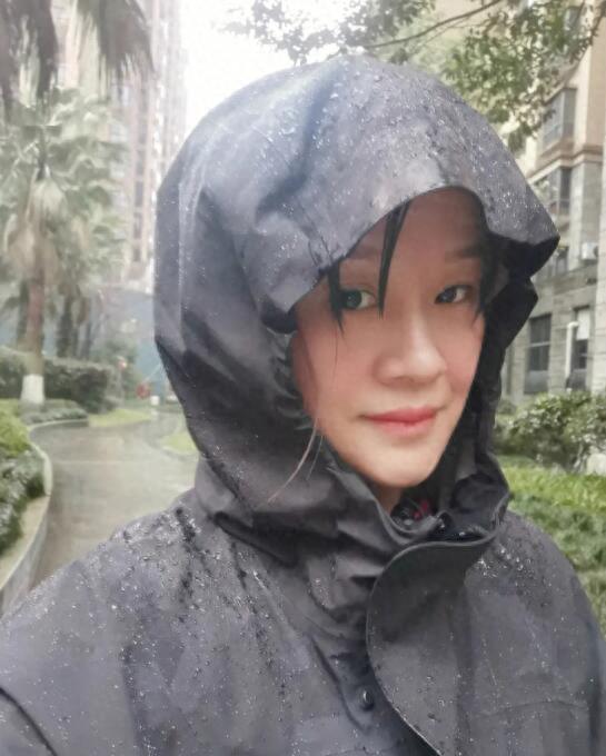 撑伞运动_撑伞动作素材_撑伞跑步好不好